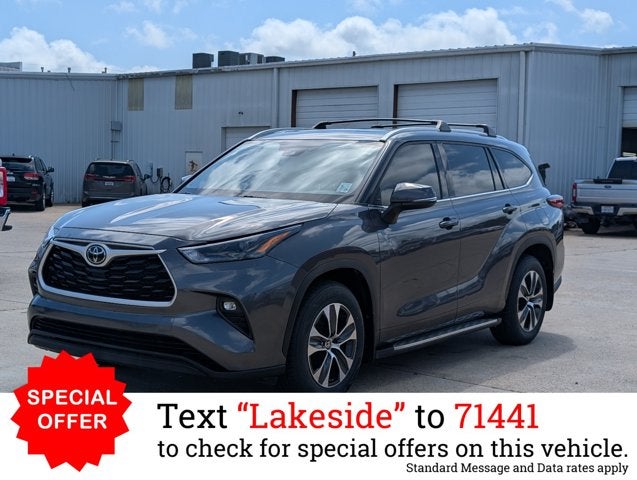 2022 Toyota Highlander XLE in Magnetic Gray Metallic — front three-quarter view